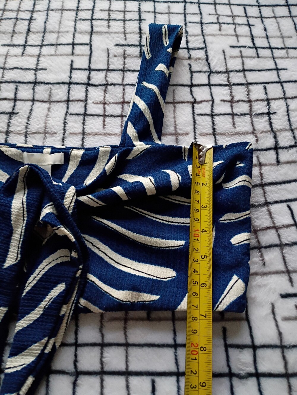 H&M Navy Patterned Scarf Front Crop Top Size Large NWOT - Picture 4 of 6